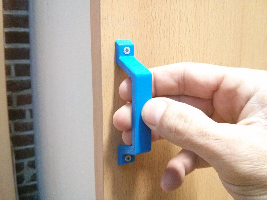 Entraxe et fixation d'une poignée de meuble